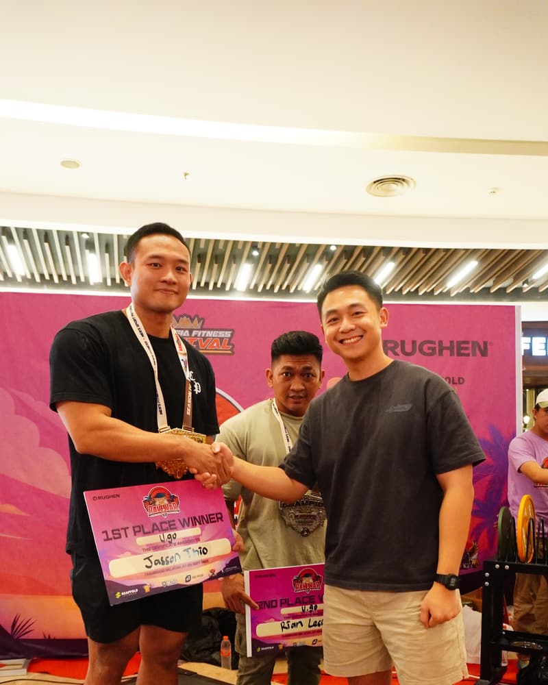 Jasson Thio receiving the first place certificate at RAWWAR VII 2025